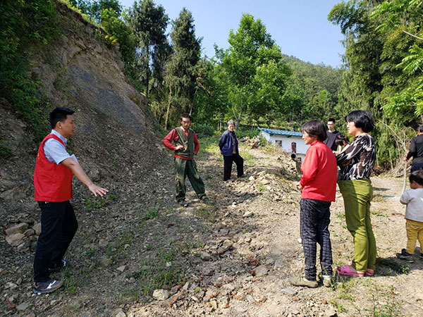 奉節(jié)康樂鎮(zhèn)朝陽村第一書記邢平處理公路糾紛